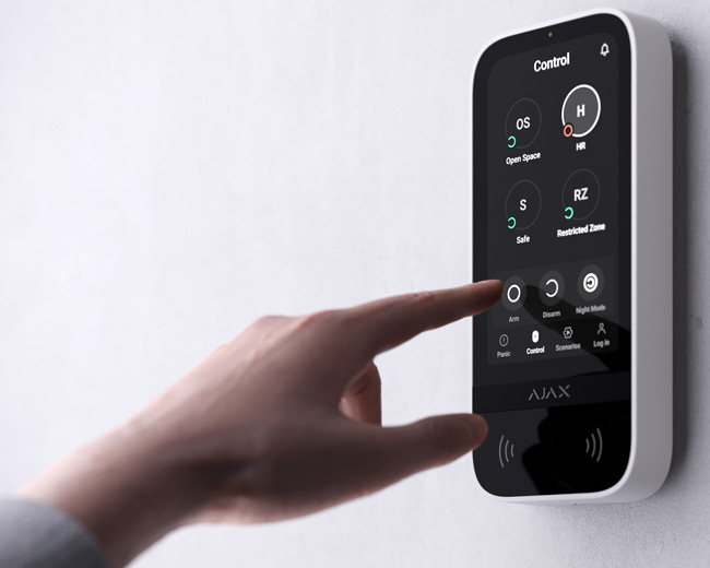 AJAX KeyPad TouchScreen: Безжична клавиатура със сензорен IPS дисплей, Bluetooth и вграден четец за безконтактни RFID карти,  поддържаща удостоверяване чрез парола, RFID карти, смартфони и кодове